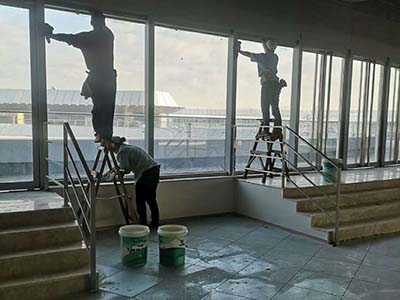 辦公室擦玻璃窗